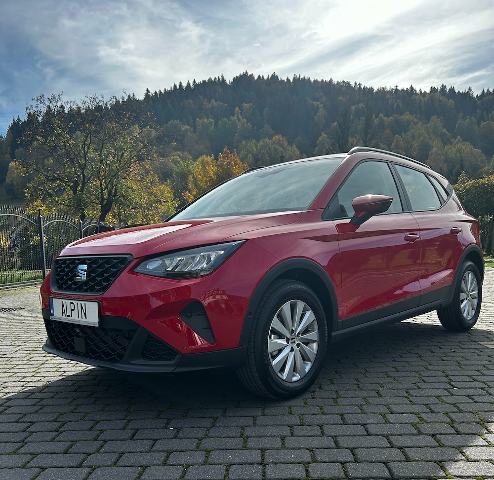 Seat Arona na wynajem, góry i las w tle